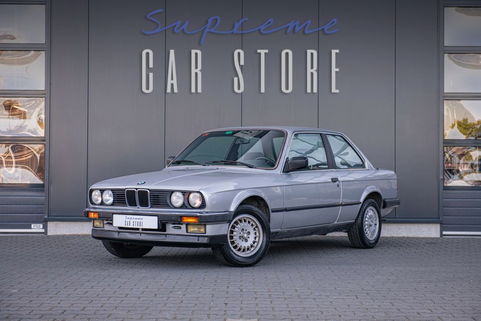 BMW E30 320i